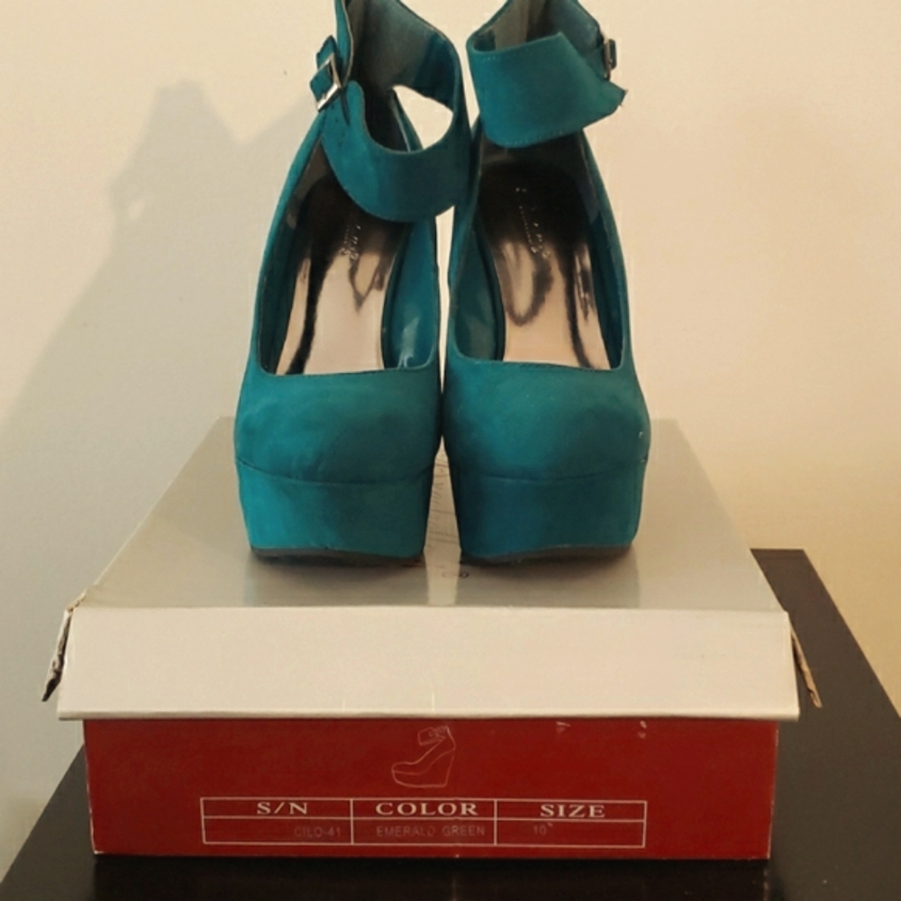 Breckelle's emerald green platform/wedged suede shoe with ankle strap.